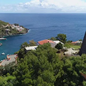 Sotto La Torre E Sopra Il Porticciolo Isola di Ustica